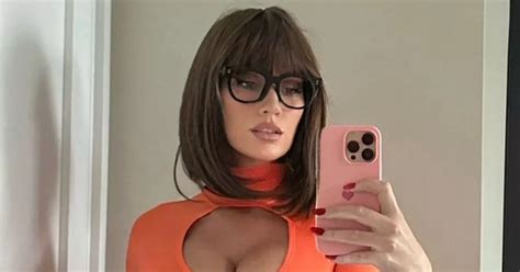 Paige Spiranac S Hot Halloween Cosplay As Scooby Doo Star Velma Has