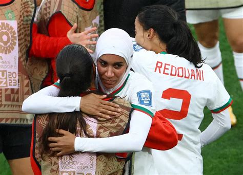 ＜女子w杯1次リーグh組＞韓国を撃破し、w杯初勝利を飾り喜ぶモロッコ代表イレブン。dfベンジナ（中央）は男女を通じw杯史上初“ヒジャブ”を着用してプレーした選手となった（ロイター