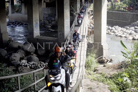 Jalur Alternatif Sepeda Motor Menuju Puncak Antara Foto