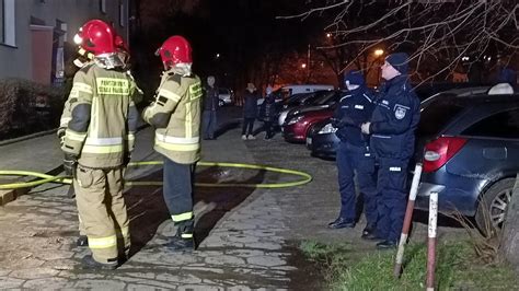 Pożar w Piotrkowie Ogień pojawił się w piwnicy bloku Radio Łódź