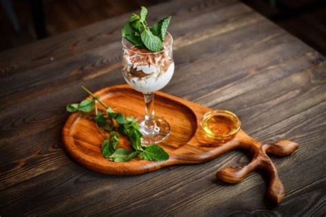 Деревянные доски для подачи блюд и сервировки