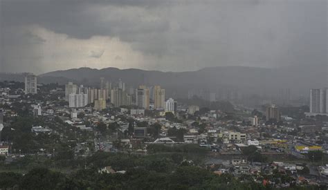 Último fim de semana do ano deve ter fortes chuvas e rajadas de vento