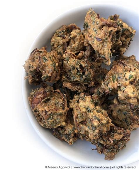 Palak Pakoras Indian Style Crispy Spinach Fritters Hooked On Heat