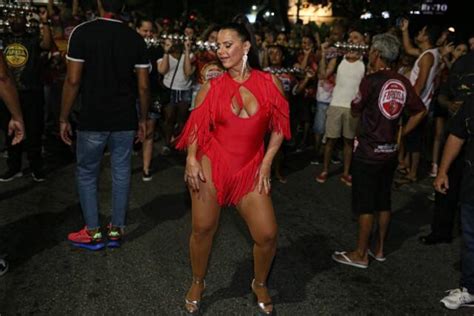 Viviane Araujo Cai No Samba Em Ensaio De Rua Da Salgueiro