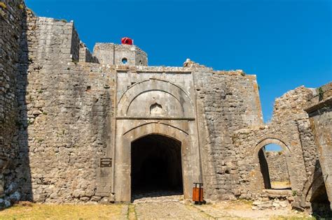 Portão de entrada nas muralhas do Castelo Rozafa e sua cidadela na