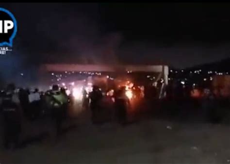 VIDEO Granaderos retiran bloqueo en la autopista México Puebla El