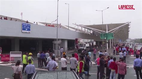 Video India Crolla Parte Tetto Aeroporto New Delhi Un Morto E Sei