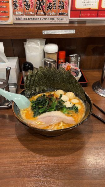 『辛豚ラーメン 海苔 ほうれん草 うずら 中太麺 油少なめ』横浜家系ラーメン 吟家 稲毛海岸店のレビュー ラーメンデータベース