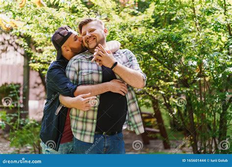 Un Couple Gay Dans Le Parc Un Jeune Homme Embrasse Et Embrasse Son