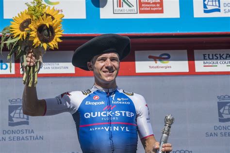 Evenepoel gana la penúltima etapa en la Vuelta a Suiza y homenajea a