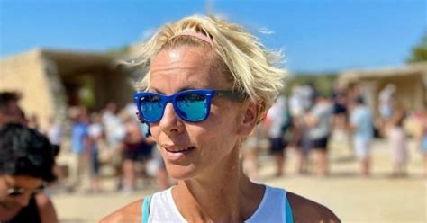 Opalona Anita Werner pluska się w basenie w modnym bikini Ktoś pisze Takiego szczęścia nie da