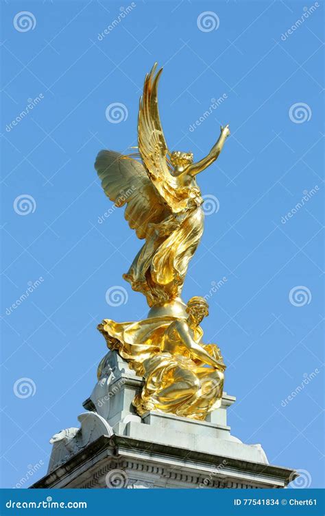 Victoria Monument On Buckingham Palace Roundabout In London Stock Photo