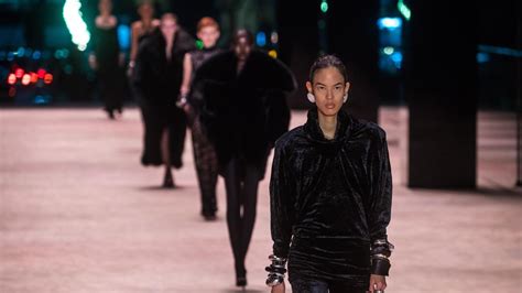 Saint Laurent Se Viste Sobrio Y Ochentero Con La Torre Eiffel De