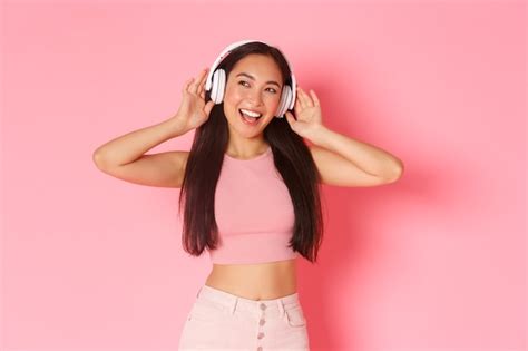 Portrait Jeune Femme Expressive Avec Un Casque D écoute De La Musique