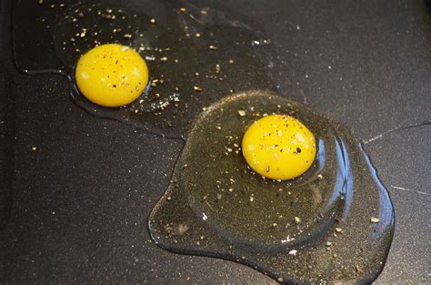 The Secret Trick To Perfectly Frying Eggs