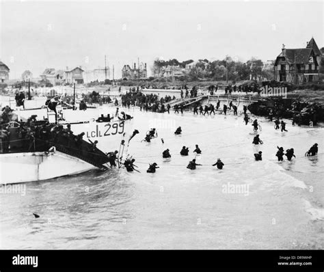 D-Day - British and Canadian troops landing - Juno Beach Stock Photo - Alamy