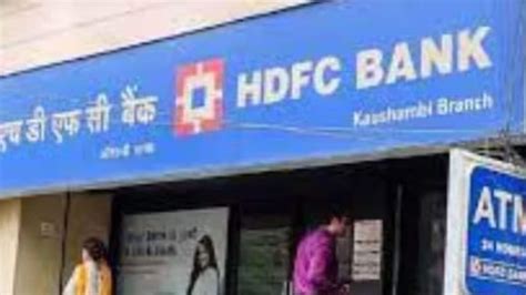 Hdfc Bank Group To Acquire Upto 9 5 Stakes In Yes Bank Axis Bank And 4