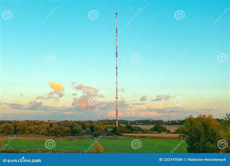 Torre De Telecomunicaciones Con Antenas Sobre Fondo Del Cielo Azul Foto