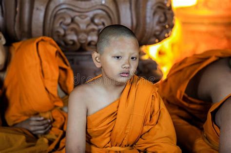 Monjes Del Santuario De La Verdad Vestidos De Kasaya Amarilla Imagen