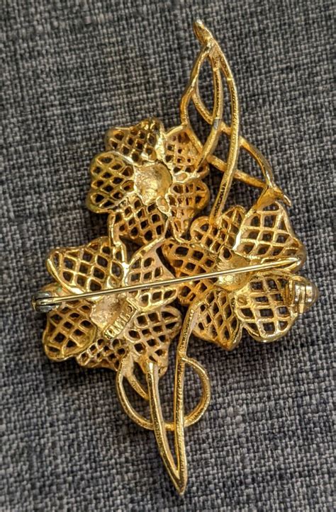 Vintage Lisner Gold Tone Brooch Lapel Pin Three Flowe Gem