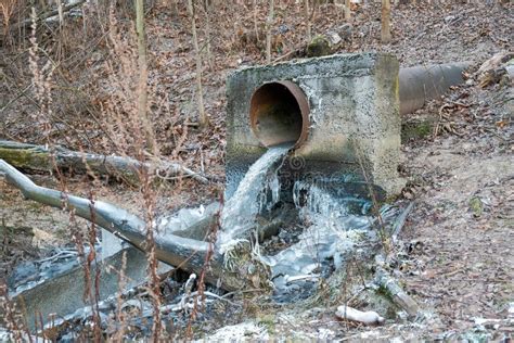 Las Aguas Residuales Sucias De Las Fábricas Son Arrojadas Al Río Imagen