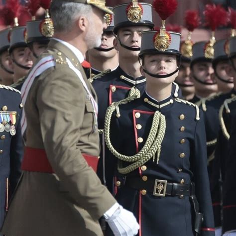 La Princesa Leonor Mirando Al Rey Felipe VI En Su Jura De Bandera