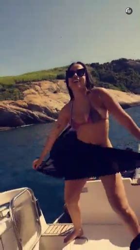 EGO Anitta Sensualiza Marcus Majella Em Passeio De Barco