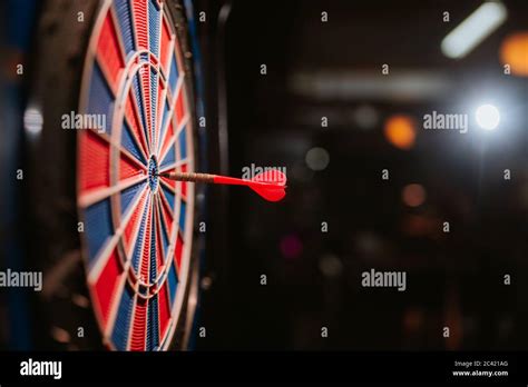 Dart board with an arrow in the center Stock Photo - Alamy