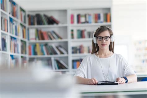 Student in library 11927987 Stock Photo at Vecteezy