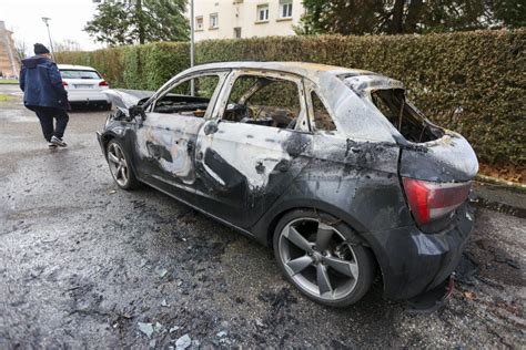 Belfort Deux Voitures Détruites Par Les Flammes En Pleine Nuit Et En