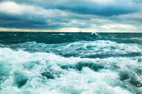 Uma Tempestade No Oceano Ondas De Tempestade Em Mar Aberto Foto Premium