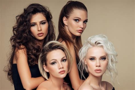 Portrait De Belles Jeunes Femmes Avec Maquillage Nude Posant En