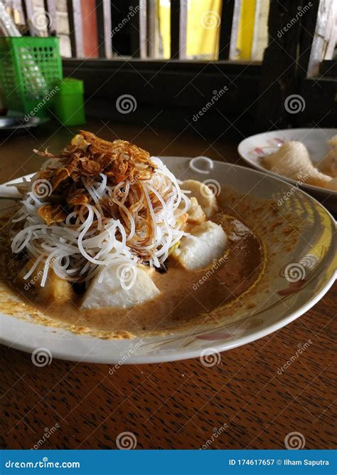 Ketoprak Betawi. Traditional Street Food Dish of Rice Cake, Rice Noodles, Bean Curd, Egg, and ...