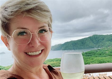 Nathalie Simard Lumineuse Comme Jamais Dans Un Bikini Jaune Soleil