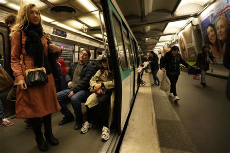 Chant antisémite dans le métro parisien huit adolescents en garde à vue