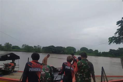 Cari Ikan Mabuk Lansia Asal Gresik Tenggelam Di Sungai Bengawan Solo