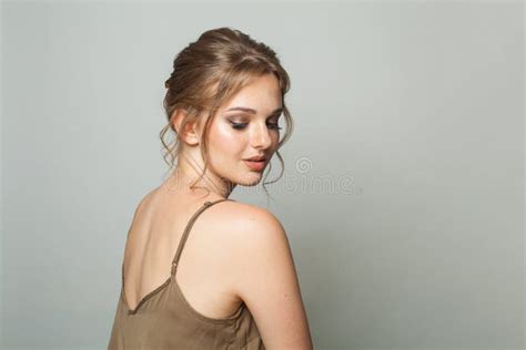 Belle Femme Cachant Son Visage Ses Mains Fond Blanc Image Stock Image