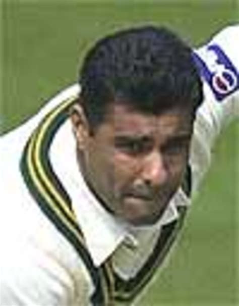 Waqar Younis ; bowling thumbnail 2001 | ESPNcricinfo.com