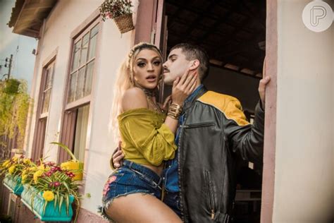 Foto Pabllo Vittar E Mateus Carrilho Interpretaram Corpo Sensual Num Bar Da Cidade Purepeople