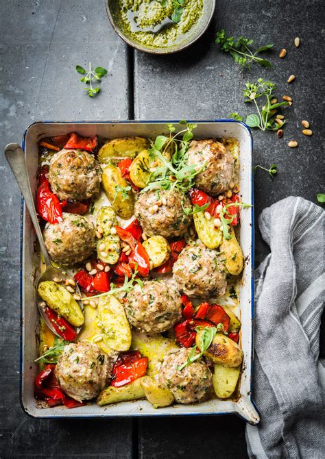 Boulettes De Poulet Aux Pommes De Terre Et Poivrons Sauce Pesto