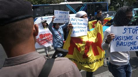 Foto Aksi Mengecam Tindakan Rasis Kepada Mahasiswa Papua Kumparan