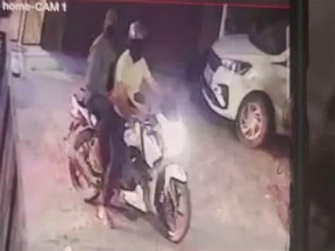 Bike Riding Robbers Caught In Cctv While Running Away In Meerut Police