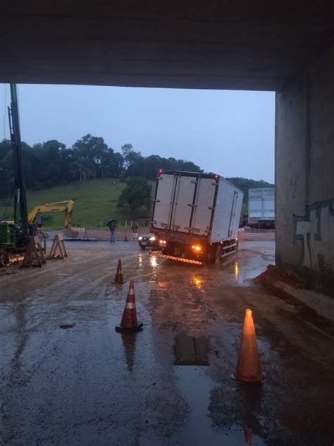 Carreta Tombada E Caminh O Atolado Em Buraco Complicam Tr Nsito Da Br