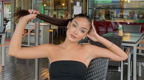 El posado en bikini de Julia Janeiro con el que enseña por primera vez su tatuaje