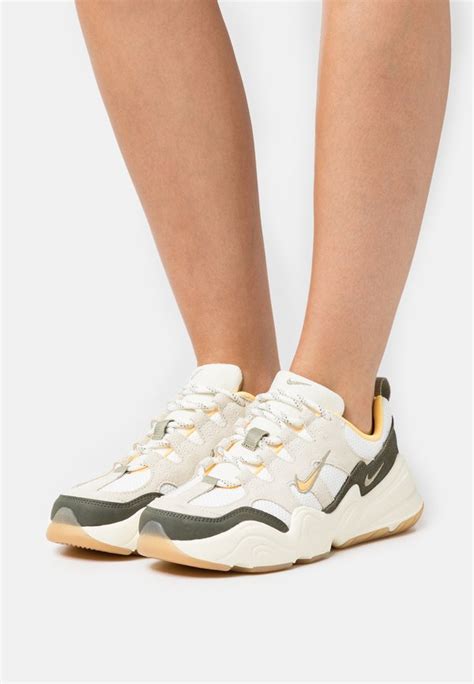 Nike Sportswear Wmns Tech Hera Sneaker Low Sailcoconut Milkcargo