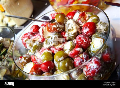 zeleninový salát s majonézou olivy paprika Stock Photo Alamy