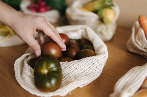 Mano Femenina Tomar Tomate De Una Bolsa De Lona Verduras En Bolsas De