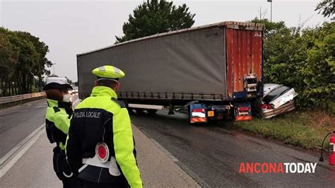 Ancona Auto Schiacciata Dal Tir Le Immagini Dell Incidente