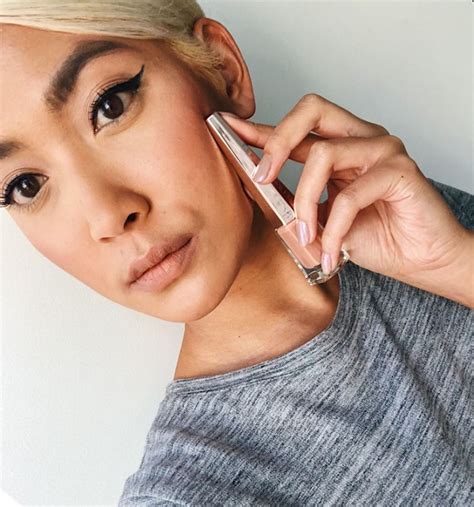 Nhìn lại những thỏi son màu nude đẹp hút hồn trong năm 2018 ELLE