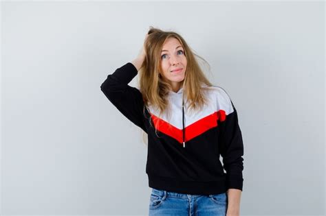 Junge Blonde Frau In Einer Jacke Und In Jeans Kostenlose Foto